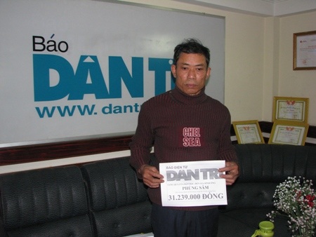 Ông Phùng Sâm nhận tiền của bạn đọc giúp đỡ