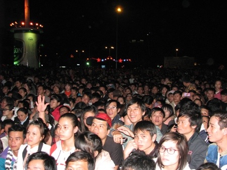 Hàng vạn người đã đổ về Quảng Trường 29/3 để đón giao thừa