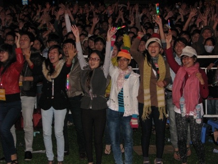 Các bạn trẻ nhảy điệu Gannam style hòa mình trong đêm giao thừa 