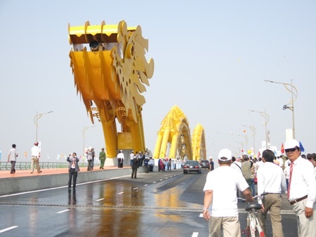 Cầu Rồng vừa khánh thành là một trong những điểm nhấn thu hút khách du lịch đến Đà Nẵng