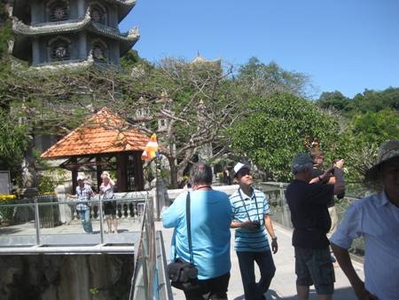 Du khách tham quan Ngũ Hành Sơn