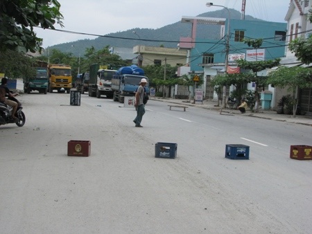 Người dân đưa các vật dụng ra chặn xe tải