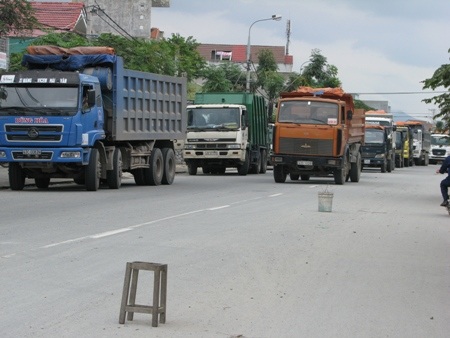 Đoàn xe gần 100 chiếc nối đuôi nhau đứng chờ vì bị người dân chặn lại 