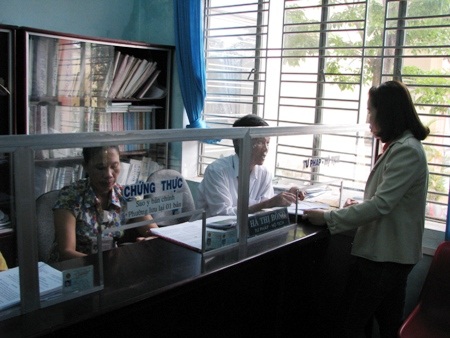 Người dân đang được cán bộ Tổ viết giúp đơn thư công dân hướng dẫn làm các thủ tục hành chính