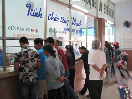 Khách mua vé tại ga Đà Nẵng 