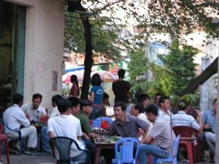 Từ chiều qua, người dân để đổ về các quán nhậu nhân ngày lễ