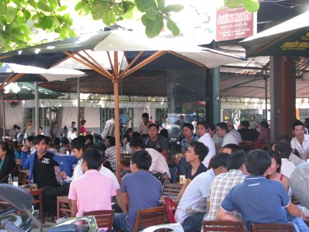 Các quán cà phê đông nghịt khách