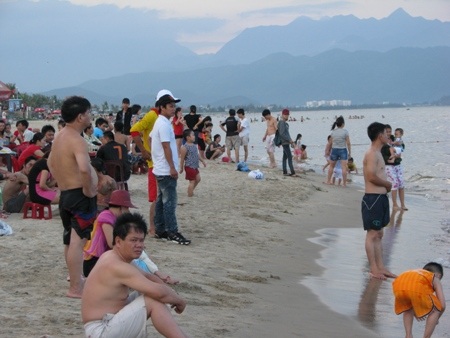 Người dân đổ ra biển xả hơi ngày lễ