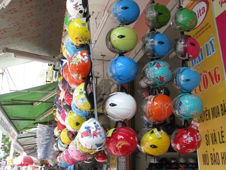 Đà Nẵng: Trầm lắm thị trường mũ bảo hiểm trẻ em