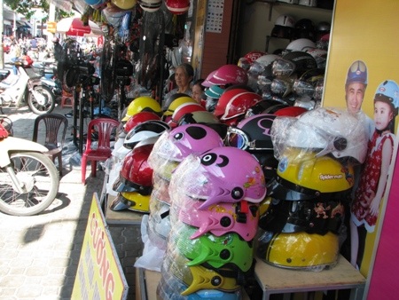 Theo chủ các đại lý kinh doanh MBH, đa số khách hàng chỉ vào xem, tham khảo giá cả chứ không mua