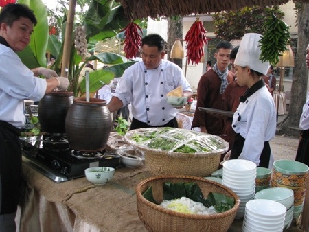 Gian hàng ẩm thực - món mì Quảng 