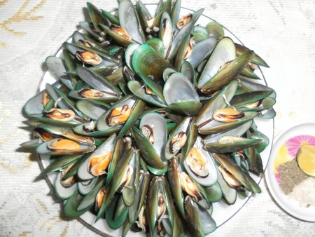 Vẹm luộc chấm muối tiêu