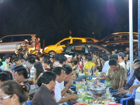 Nhà hàng, quán nhậu đông nghịt khách