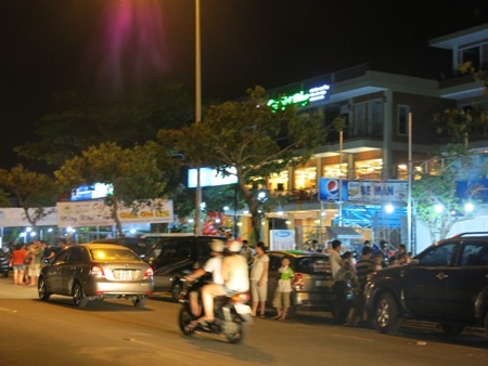 Trước các quán nhậu, xe đưa đón khách đậu thành hàng dài