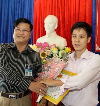 Khen thưởng thanh niên dũng cảm bắt cướp - 1 Anh Phương được UBND quận Liên Chiểu khen thưởng vì hành động dũng cảm của mình