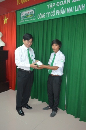 Công ty CP Mai Linh miền Trung thưởng nóng cho tài xế Tấn vì hành động trung thực