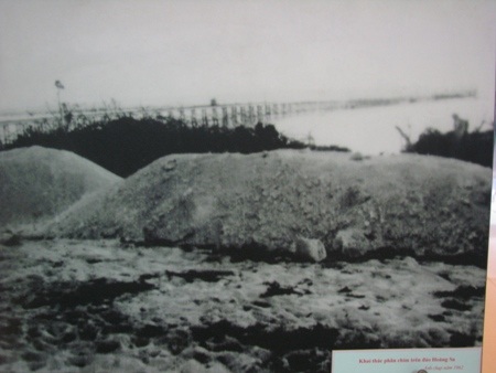 Khai thác phân chim trên đảo Hoàng Sa