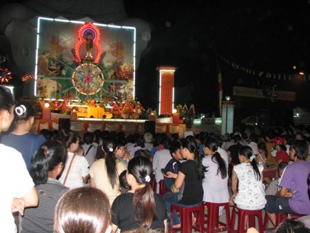 Các tăng ni, phật tử đổ về các chùa nghe thuyết giảng Phật pháp.