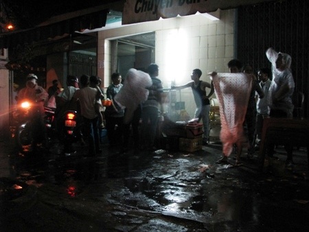 Nhiều người đến chùa dâng hương lễ phật mừng Đại lễ Phật đản bị mắc mưa