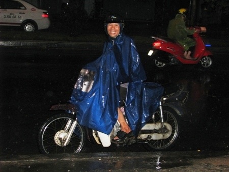 Người dân phấn khởi vì được đón mưa vàng