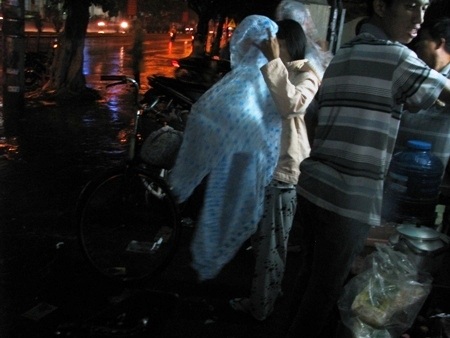 Dịch vụ áo mưa tiện lợi được dịp làm ăn