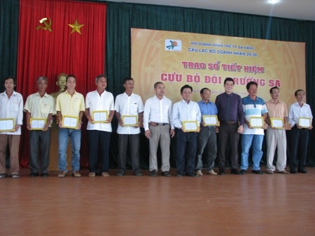 Trao sổ tiết kiệm cho 11 cựu binh Trường Sa