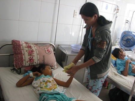 Thương bé 13 tuổi nhà nghèo mắc bệnh sống vào máu người khác đang nguy kịch