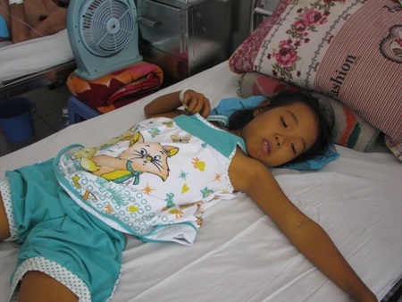 Thương bé 13 tuổi nhà nghèo mắc bệnh sống vào máu người khác đang nguy kịch