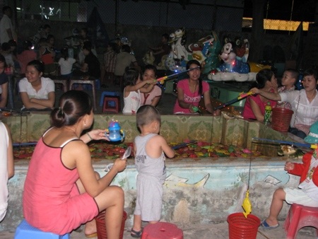 Nhiều em nhỏ được bố mẹ cho đi khu vui chơi nhân ngày Tết thiếu nhi