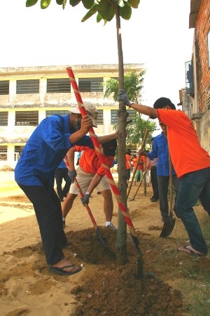 Hơn 17.000 cây xanh được trồng trong Ngày chủ nhật Xanh - Sạch - Đẹp - 1 Các bạn trẻ ra quân trồng cây xanh
