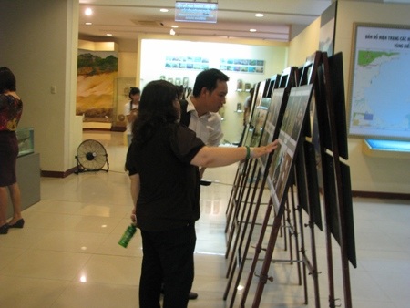 Người dân tham quan triển lãm