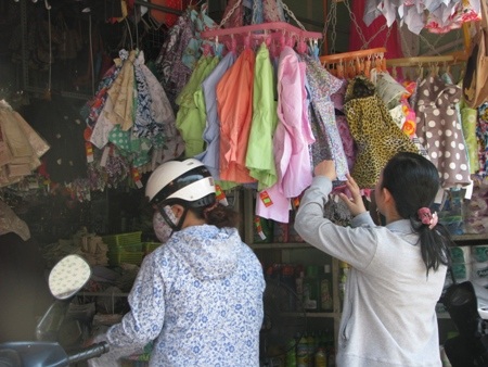 Nắng nóng quay quắt, chị em phụ nữ đổ đi mua hàng chống nắng