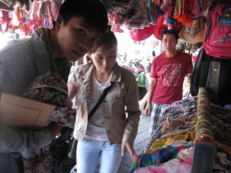 Nắng nóng quay quắt, chị em phụ nữ đổ đi mua hàng chống nắng