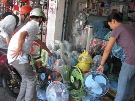 Trong đợt nắng nóng đỉnh điểm đầu tiên này, người dân chủ yếu là mua quạt.