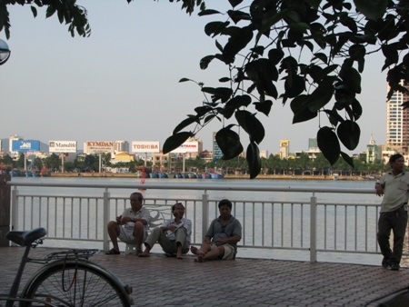 Những người lớn tuổi giải nhiệt bên bờ sông Hàn