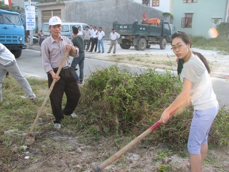 Sau lễ mít tinh, người dân đã ra quân làm sạch môi trường