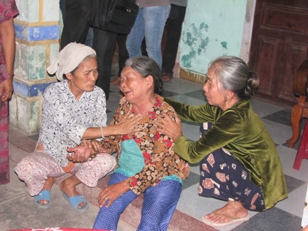 Mẹ cô giáo Mai ngã quỵ trước hiên nhà khi nhìn thấy thi thể của con gái mình