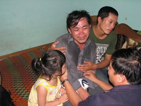 Bên trong, mẹ chồng cô Mai ôm đứa cháu tội nghiệp (con cô Minh) khóc thảm thiết