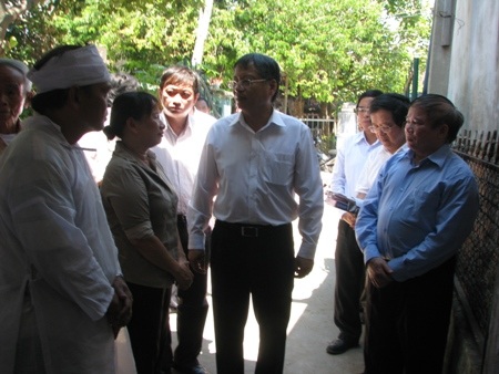 Lãnh đạo Bộ GD&ĐT viếng các cô giáo trong vụ tai nạn ở Khánh Hòa