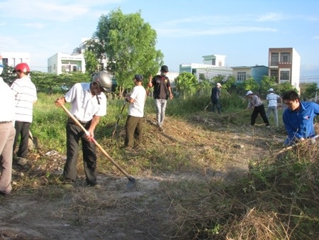 ...Người dân, đoàn viên thanh niên tham gia tổng vệ sinh môi trường