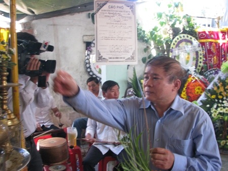 Thứ trưởng Bộ GD - ĐT Bùi Văn Ga thắp hương viếng cô Nguyễn Thị Mai