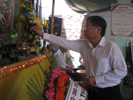 Phó chủ tịch UBND TP Đà Nẵng Nguyễn Ngọc Tuấn thăm hương viếng cô Nguyễn Thị Mai