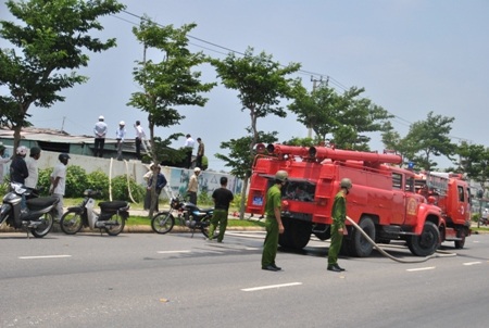 Cháy nhà xưởng, 9 lính cứu hỏa bị ngộ độc khí - 1 Lực lượng chữa cháy tiếp cận hiện trường