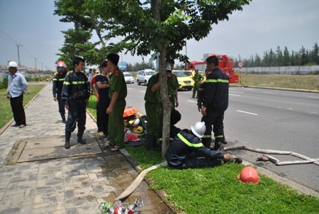 Cháy nhà xưởng, 9 lính cứu hỏa bị ngộ độc khí - 2 Nhiều lính cứu hỏa phải nhập viện cấp cứu vì ngộ độc khí