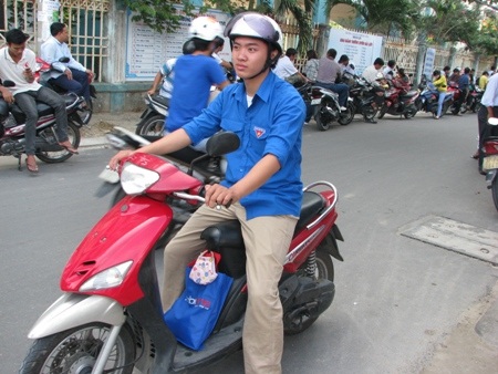 Bạn Lê Đào Ánh luôn sẵn sàng để đưa đón thí sinh có nhu cầu.