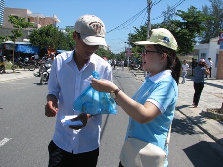 Phát cơm miễn phí cho thí sinh.