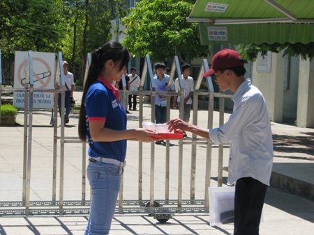 Phát tận tay thí sinh