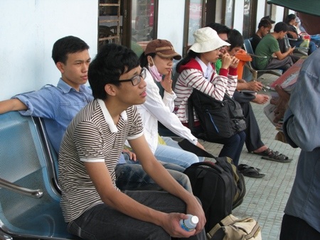 Các thí sinh ngồi chờ tại bến xe Đà Nẵng