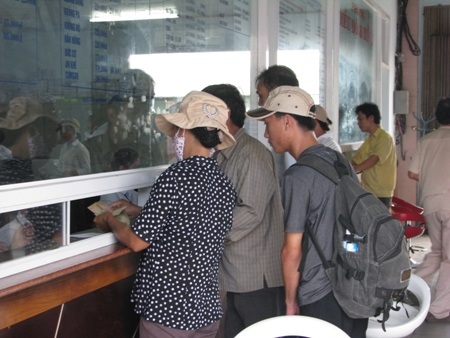 Thí sinh và phụ huynh mua vé xe về quê 