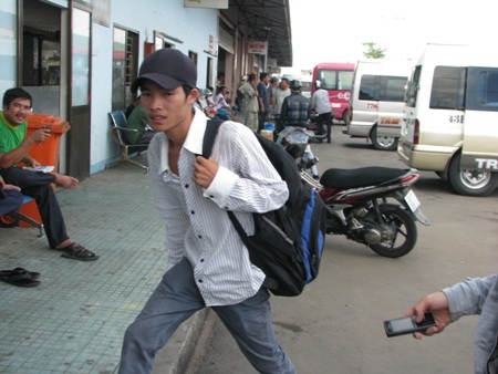 Hớt hơ hớt hải ra cho kịp xe